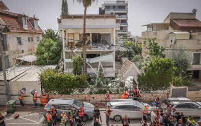 Security and rescue forces at the scene where a missile fired from Iran at Israel caused damage in Ramat Gan, April 4, 2026 (Miriam Alster/Flash90)