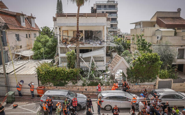 Security and rescue forces at the scene where a missile fired from Iran at Israel caused damage in Ramat Gan, April 4, 2026 (Miriam Alster/Flash90)