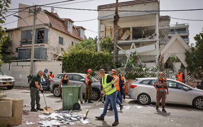 Israeli security and rescue forces at the scene where an Iranian cluster missile caused damage to a residential building in Ramat Gan, April 4, 2026. (Miriam Alster/Flash90)