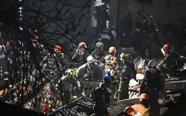 Israeli security and rescue forces at the scene where a missile fired from Iran toward Israel hit a residential building in Haifa, April 5, 2026. (Flash90)