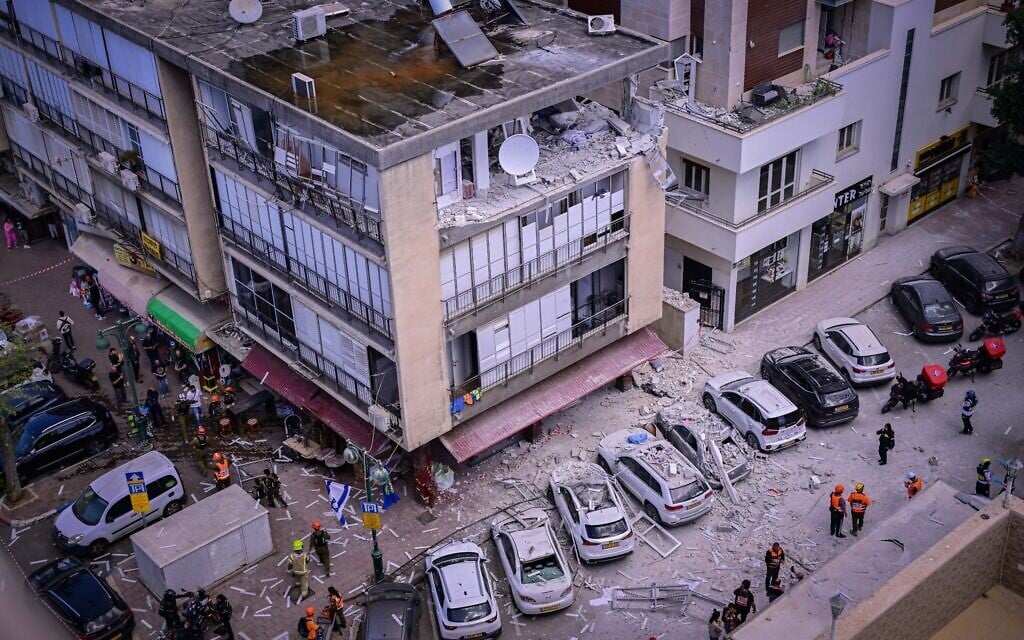 First responders work at an impact site following an Iranian ballistic missile strike, in Ramat Gan, April 6, 2026. (Avshalom Sassoni/Flash90)