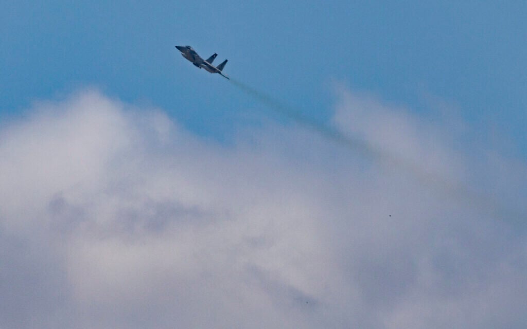 Israeli Air Force fighter jet seen in the skies above central Israel amid the ongoing war, April 7, 2026 (Nati Shohat/Flash90)