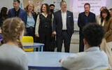 Education Minister Yoav Kisch visits a school in Rishon Lezion as children return to classes following a ceasefire with Iran, April 9, 2026. (Jonathan Shaul/Flash90)