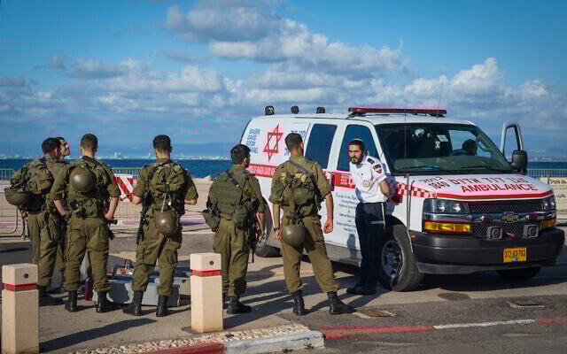 ويؤيد اليهود الإسرائيليون، بفارق كبير، استمرار القتال ضد حزب الله. العرب لا