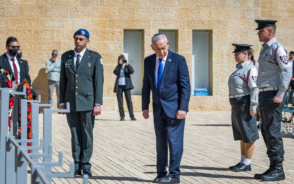 Prime Minister Benjamin Netanyahu lays a wreath during a ceremony marking Holocaust Remembrance Day at Yad Vashem in Jerusalem, April 14, 2026 (Chaim Goldberg/Flash90)