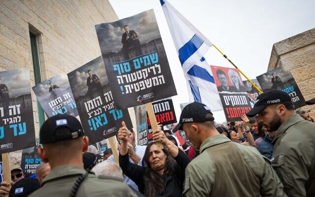 People demonstrate in support of National Security Minister Itamar Ben-Gvir outside the Supreme Court in Jerusalem, April 15, 2026. (Yonatan Sindel/Flash90)