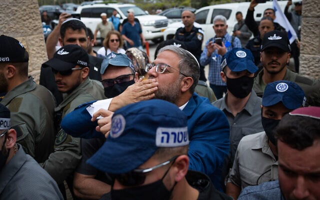 O Ministro da Segurança Nacional, Itamar Ben Gvir, fala com a imprensa em frente ao Supremo Tribunal de Justiça em Jerusalém, em 15 de abril de 2026. (Yonatan Sindel/Flash90)