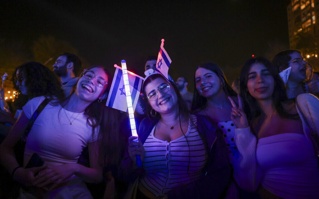 People celebrate Israel's 78th Independence Day in Givatayim, April 21, 2026 (Miriam Alster/Flash90)