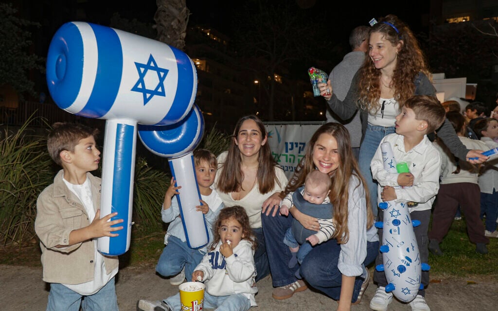 People celebrate Israel's 78th Independence Day in Herzliya, April 21, 2026 (Tal Gal/Flash90)