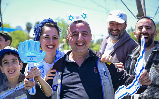 People celebrate Israel's 78th Independence Day in Tel Aviv, April 22, 2026. (Avshalom Sassoni/Flash90)