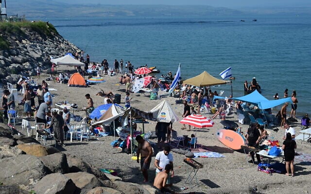 People enjoy themselves at the Sea of Galilee in northern Israel during Israel's 78th Independence Day celebrations, April 22, 2026 (Michael Giladi/Flash90)