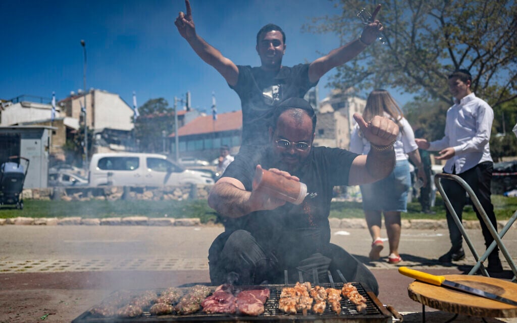 People barbecue during Israel’s 78th Independence Day celebrations at Sacher Park in Jerusalem on April 22, 2026. (Yonatan Sindel/Flash90)