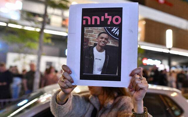People gather outside a Pizza Hut branch in Petah Tikva in memory of employee Yemanu Binyamin Zelka, who was stabbed to death there, April 25, 2026. (Avshalom Sassoni/Flash90)
