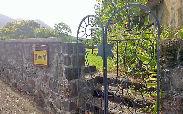 The Jewish cemetery in Sint Eustatius had its first burials in 1720. (CC BY-SA 4.0/Jrryjude)