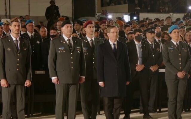 President Isaac Herzog (center), IDF Chief of Staff Lt. Gen. Eyal Zamir and other Israeli leaders at Israel's Memorial Day ceremony at the Western Wall, April 20, 2026. (Defense Ministry screenshot)