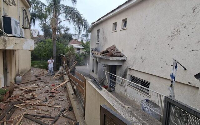 The scene of an impact from a missile fired from Iran in cdenbtral Israel, April 1, 2026 (Magen David Adom)