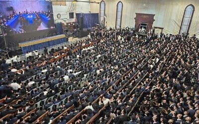 Around 1,000 ultra-Orthodox men gather in Bnei Brak for a Passover holiday event, despite Home Front Command restrictions on gatherings during wartime, on April 5, 2026. (Daniel Nafusi)