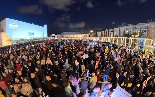 Anti-war protesters at Habima Square in Tel Aviv, April 11, 2026. (Ofri Eitan / Pro-Democracy Protest Movement)