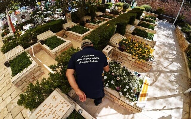 16 Nisan 2026'da yayınlanan bir fotoğrafta, bir işçi İsrail'in Şehitler Anma Günü için askeri mezarların hazırlanması üzerinde çalışıyor. (Savunma Bakanlığı)