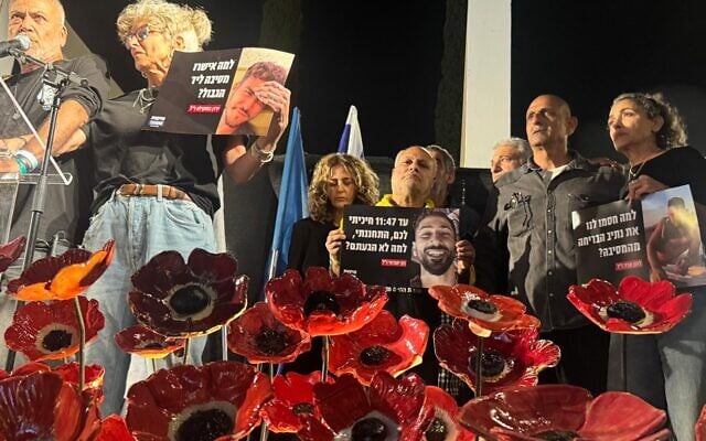 Bereaved families lay flowers in memory of their loved ones during a protest and memorial ceremony at Tel Aviv's Habima Square, April 18, 2026. (Naama Zeevi Rivlin / Pro-Democracy Protest Movement)