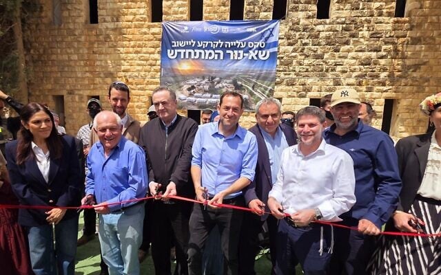 O presidente do Conselho Regional da Samaria, Yossi Dagan (centro), o ministro da Defesa, Israel Katz, o ministro das Finanças, Bezalel Smotrich (segundo à direita de Dagan) e vários outros ministros, membros do Knesset e outras autoridades cortam a fita para celebrar o restabelecimento do assentamento de Sa-Nur, em 19 de abril de 2026. (Roi Hadi)
