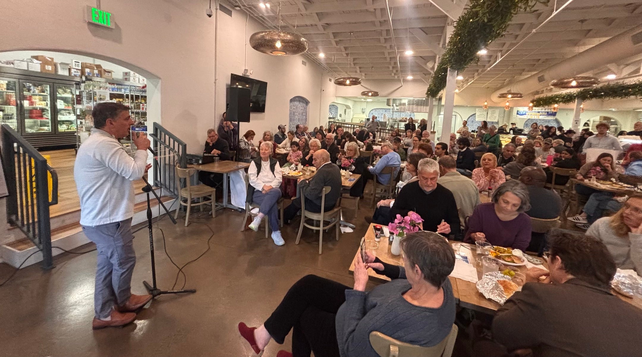 US synagogue helps Palestinians raise money for Gaza, finds common ground over falafel