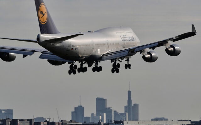 Illustrative: A Lufthansa aircraft approaches the airport in Frankfurt, Germany, April 28, 2026. (Michael Probst/AP) Illustrative: A Lufthansa aircraft approaches the airport in Frankfurt, Germany, April 28, 2026. (Michael Probst/AP)