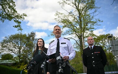 London's Metropolitan Police deputy commissioner Matt Jukes (C), deputy assistant commissioner Vicki Evans (L), make a statement to the media, near the Kenton United Synagogue in Harrow, north-west London, on April 19, 2026. (Justin Tallis/AFP)