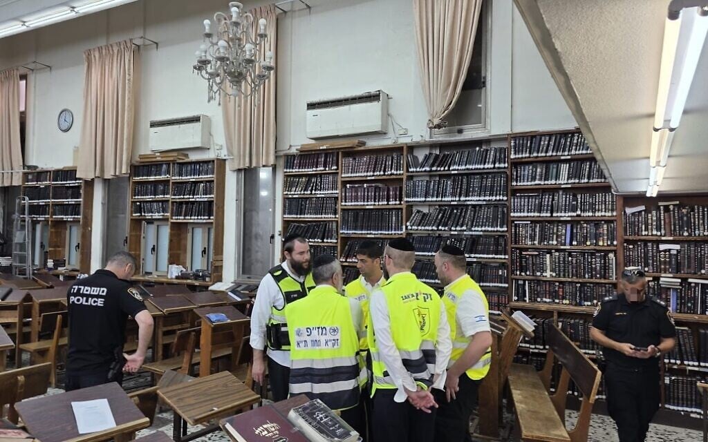 Man stabbed to death in synagogue in Bnei Brak in front of his son