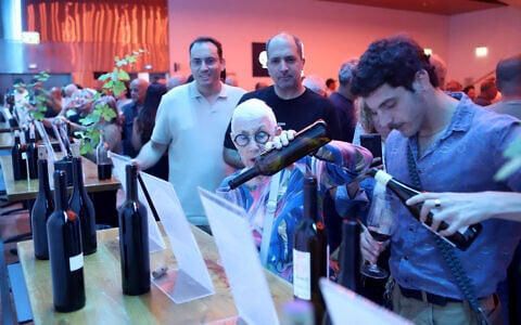 Attendees at the Sommelier Eshkol Hazahav wine award ceremony in Tel Aviv's Heichal Hatarbut on May 26, 2026 (David Silverman)