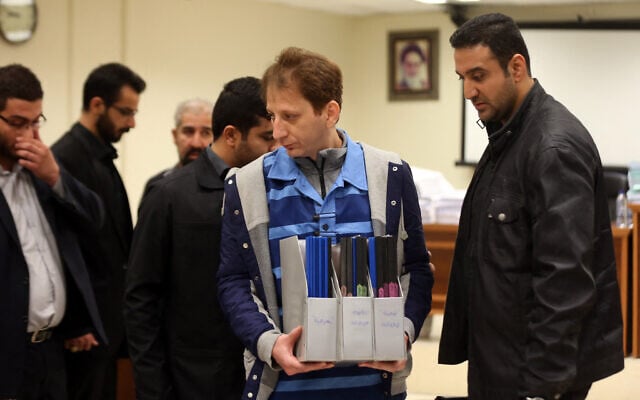 A picture made available on March 6, 2016, shows Iran's billionaire tycoon Babak Zanjani (C) in a court, in Tehran. (Tasnim News/AFP)