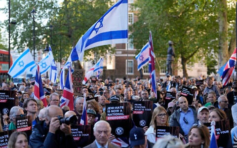 People attend a rally organized by the Campaign Against Antisemitism, opposite Downing Street in central London on April 30, 2026, following the stabbing of two Jewish men the day before in the Golders Green neighborhood of northwest London (CARLOS JASSO / AFP)
