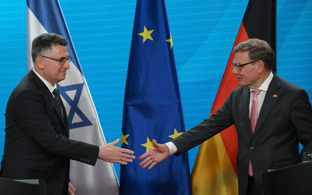 German Foreign Minister Johann Wadephul (R) and his Israeli counterpart Gideon Sa'ar shake hands after a press conference at the Foreign Office in Berlin on May 5, 2026. (RALF HIRSCHBERGER / AFP)