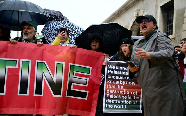 Pro-Palestinian, anti-Israel activists stage a protest against the participation of Israel in the Venice Biennale art show, in front of Israel's pavilion, on May 6, 2026, in Venice. (Photo by Marco BERTORELLO / AFP) Pro-Palestinian, anti-Israel activists stage a protest against the participation of Israel in the Venice Biennale art show, in front of Israel's pavilion, on May 6, 2026, in Venice. (Photo by Marco BERTORELLO / AFP)