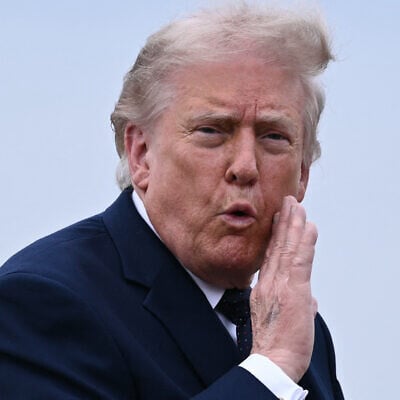 US President Donald Trump gestures as he walks to board a plane at Morristown Airport in Morristown, New Jersey, on May 22, 2026. (Brendan SMIALOWSKI / AFP)