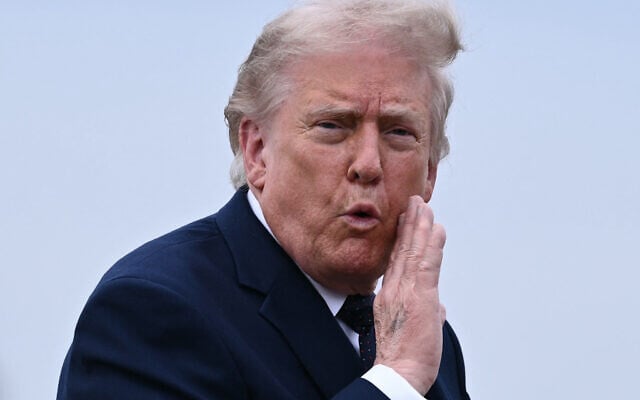 US President Donald Trump gestures as he walks to board a plane at Morristown Airport in Morristown, New Jersey, on May 22, 2026. (Brendan SMIALOWSKI / AFP)