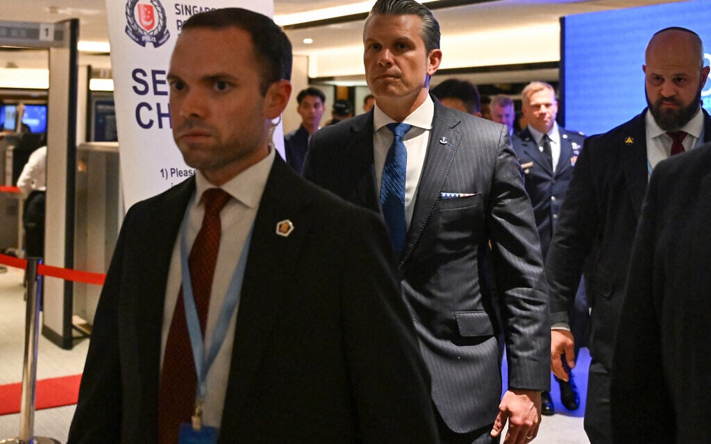 US Secretary of Defense Pete Hegseth (C) arrives for a bilateral meeting with Singapore's Minister for Defence Chan Chun Sing on the sidelines of the Shangri-La Dialogue Summit in Singapore on May 29, 2026. (JAM STA ROSA / AFP) US Secretary of Defense Pete Hegseth (C) arrives for a bilateral meeting with Singapore's Minister for Defence Chan Chun Sing on the sidelines of the Shangri-La Dialogue Summit in Singapore on May 29, 2026. (JAM STA ROSA / AFP)