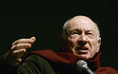 French sociologist and philosopher Edgar Morin speaks during his conference on December 6, 2007 in Mexico City.  (Photo by Ronaldo SCHEMIDT / AFP)