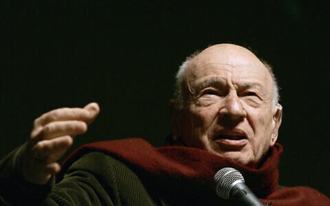 French sociologist and philosopher Edgar Morin speaks during his conference on December 6, 2007 in Mexico City.  (Photo by Ronaldo SCHEMIDT / AFP)