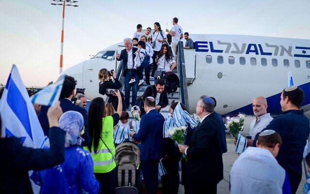 FILE: New immigrants from France arrive on an "Aliyah Flight" at Ben Gurion airport. August 1, 2024. (Tomer Neuberg/Flash90) FILE: New immigrants from France arrive on an "Aliyah Flight" at Ben Gurion airport. August 1, 2024. (Tomer Neuberg/Flash90)