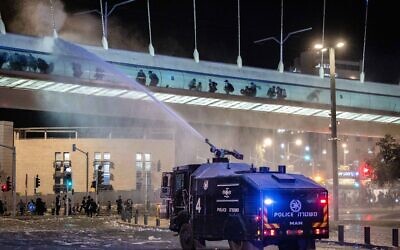 Police clash with ultra-Orthodox protesters in Jerusalem, October 30, 2025. (Chaim Goldberg/Flash90)