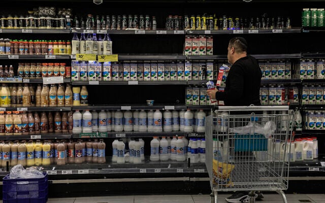 Israelis shop for milk at a Carrefour supermarket in Ashkelon, March 1, 2026. (Tsafrir Abayov/Flash90)