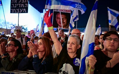 Demonstrators protest against Prime Minister Benjamin Netanyahu and his government at Habima Square in Tel Aviv, May 2, 2026. (Avshalom Sassoni/Flash90)