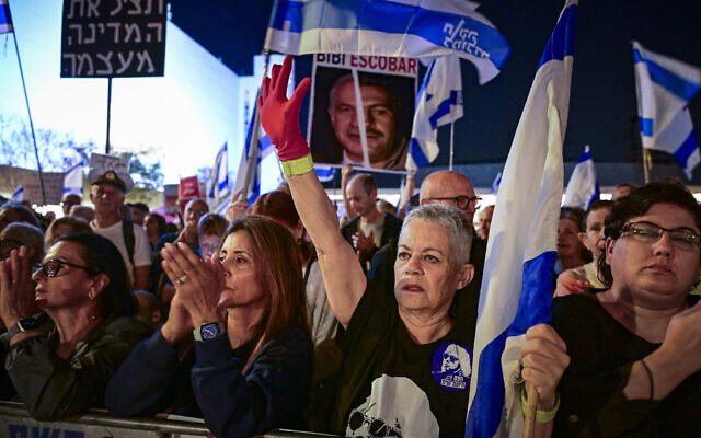Demonstrators protest against Prime Minister Benjamin Netanyahu and his government at Habima Square in Tel Aviv, May 2, 2026. (Avshalom Sassoni/Flash90)