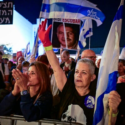 Demonstrators protest against Prime Minister Benjamin Netanyahu and his government at Habima Square in Tel Aviv, May 2, 2026. (Avshalom Sassoni/Flash90)