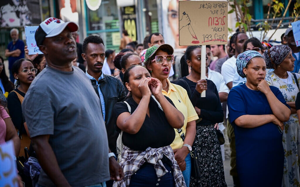 People gather outside the Lod Distrct Court, calling for justice following the killing of Yemanu Zelka, a Pizza Hut employee who was stabbed and later died of his wounds on the eve of Israel’s Independence Day, May 10, 2026. (Avshalom Sassoni/Flash90)