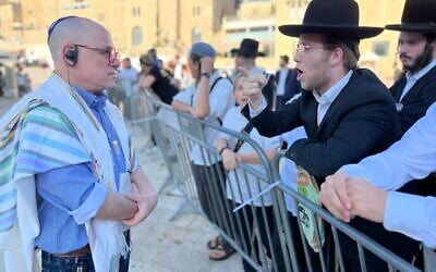 Yizhar Hess, a World Zionist Organization vice chairman and senior representative of the Masorti/Conservative Judaism (left), discusses with an ultra-Orthodox worshipper at the Western Wall in an undated picture. (Courtesy) Yizhar Hess, a World Zionist Organization vice chairman and senior representative of the Masorti/Conservative Judaism (left), discusses with an ultra-Orthodox worshipper at the Western Wall in an undated picture. (Courtesy)