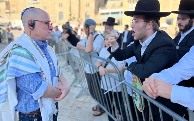 Yizhar Hess, a World Zionist Organization vice chairman and senior representative of the Masorti/Conservative Judaism (left), discusses with an ultra-Orthodox worshipper at the Western Wall in an undated picture. (Courtesy) Yizhar Hess, a World Zionist Organization vice chairman and senior representative of the Masorti/Conservative Judaism (left), discusses with an ultra-Orthodox worshipper at the Western Wall in an undated picture. (Courtesy)