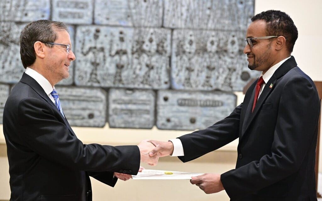 Somaliland Ambassador to Israel Mohamed Hagi (right) presents his diplomatic credentials to President Isaac Herzog in Jerusalem on May 18, 2026. (Kobi Gideon/GPO)