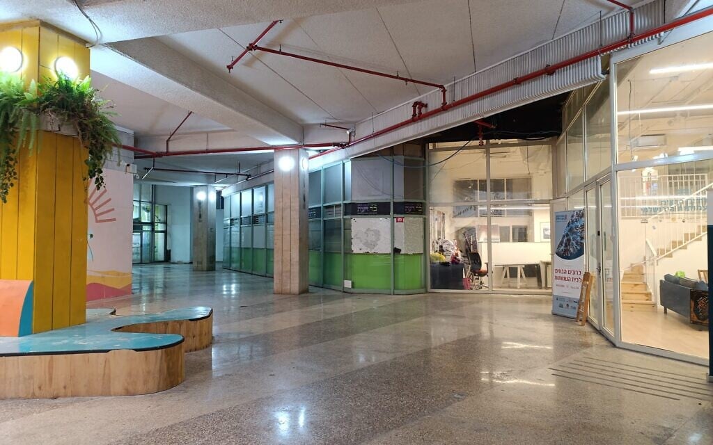 Empty storefronts at the Clal Center in Jerusalem, May 7, 2026 (Zev Stub/Times of Israel)
